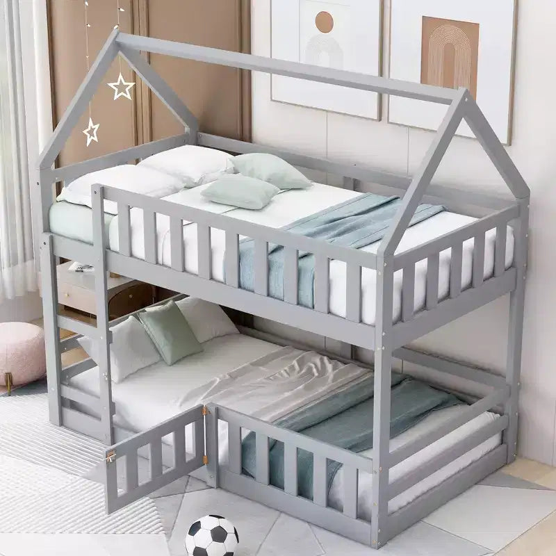 Letto a castello in legno a forma di casetta con recinzione con porta e scaletta, da una piazza e mezza