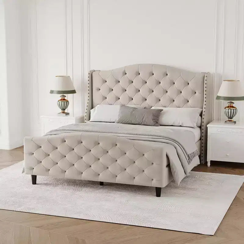 Letto matrimoniale imbottito in velluto con testiera a slitta e supporto a doghe in legno, non necessita di rete, letto imbottito beige